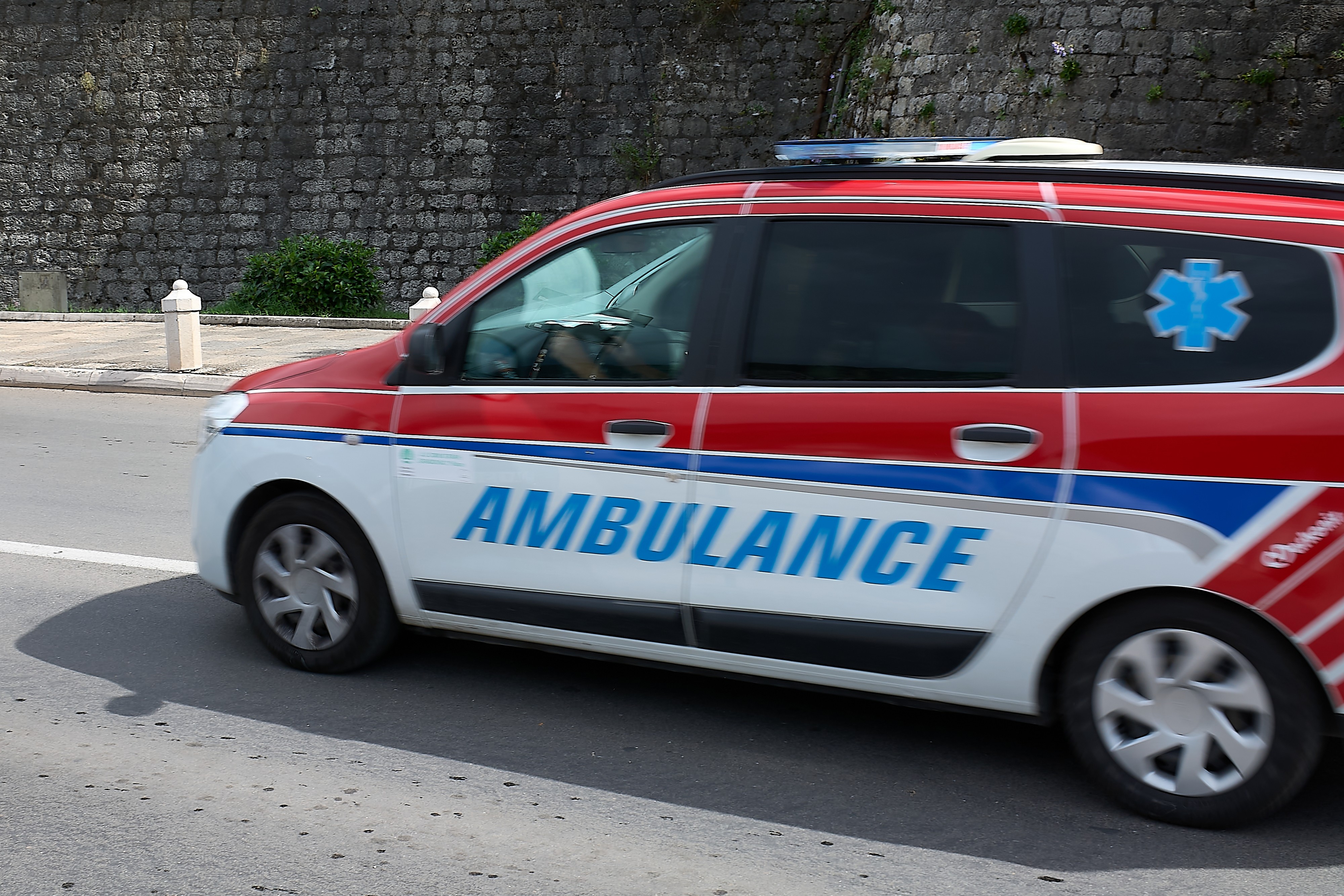 Potvrđeno da su u kombiju smrti kod Nikšića bili samo državljani Srbije, lekari se bore za život deteta