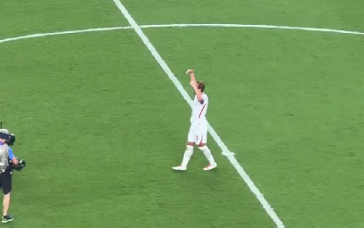 Hari Kejn stao na centar, pozvao sve Engleze ka tribini, a onda je nastala ludnica