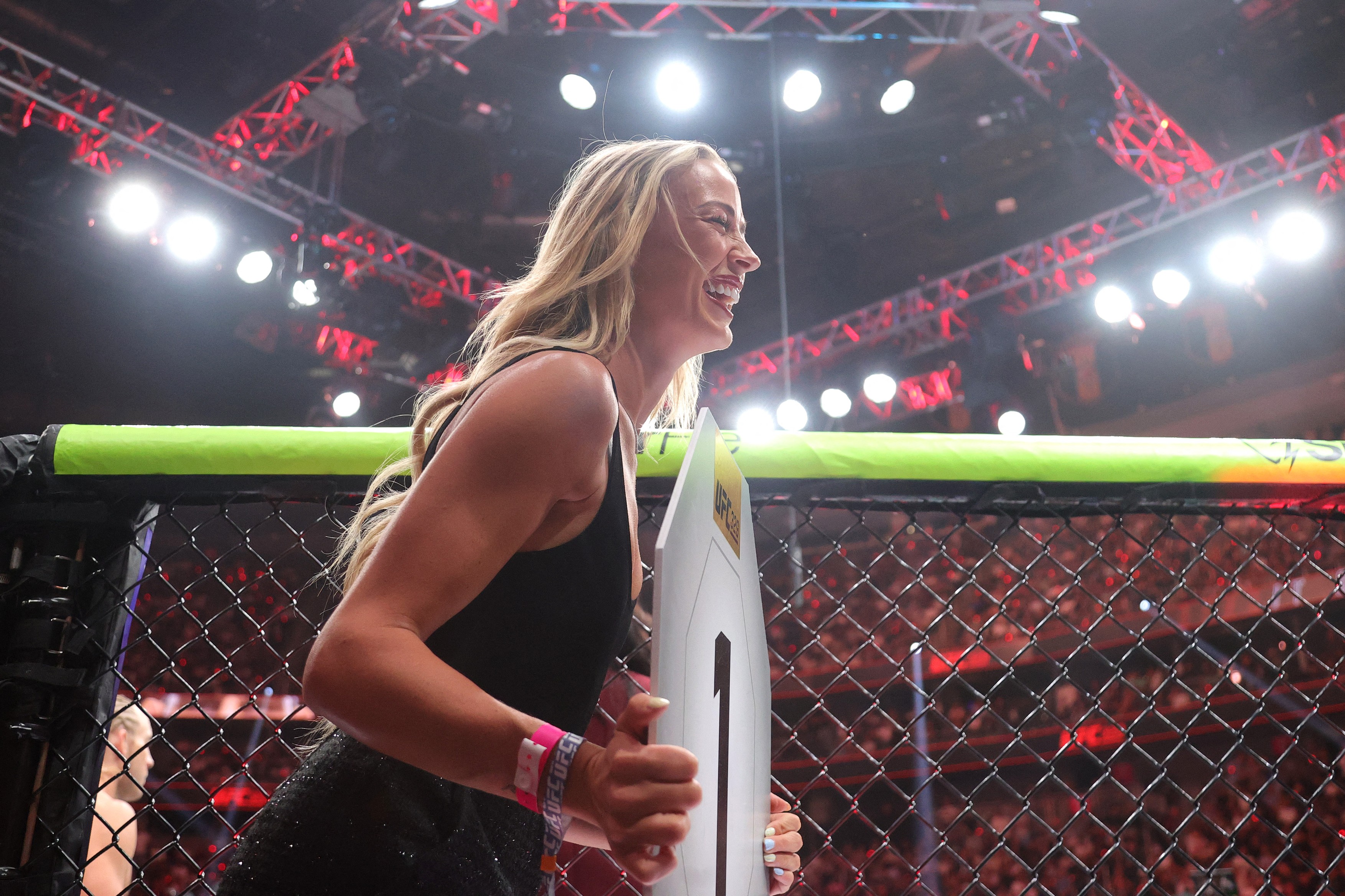 Prelepa plavuša glavna zvezda UFC, zasenila i Konora: Poznata sportistkinja bila  "ring devojka" na spektaklu