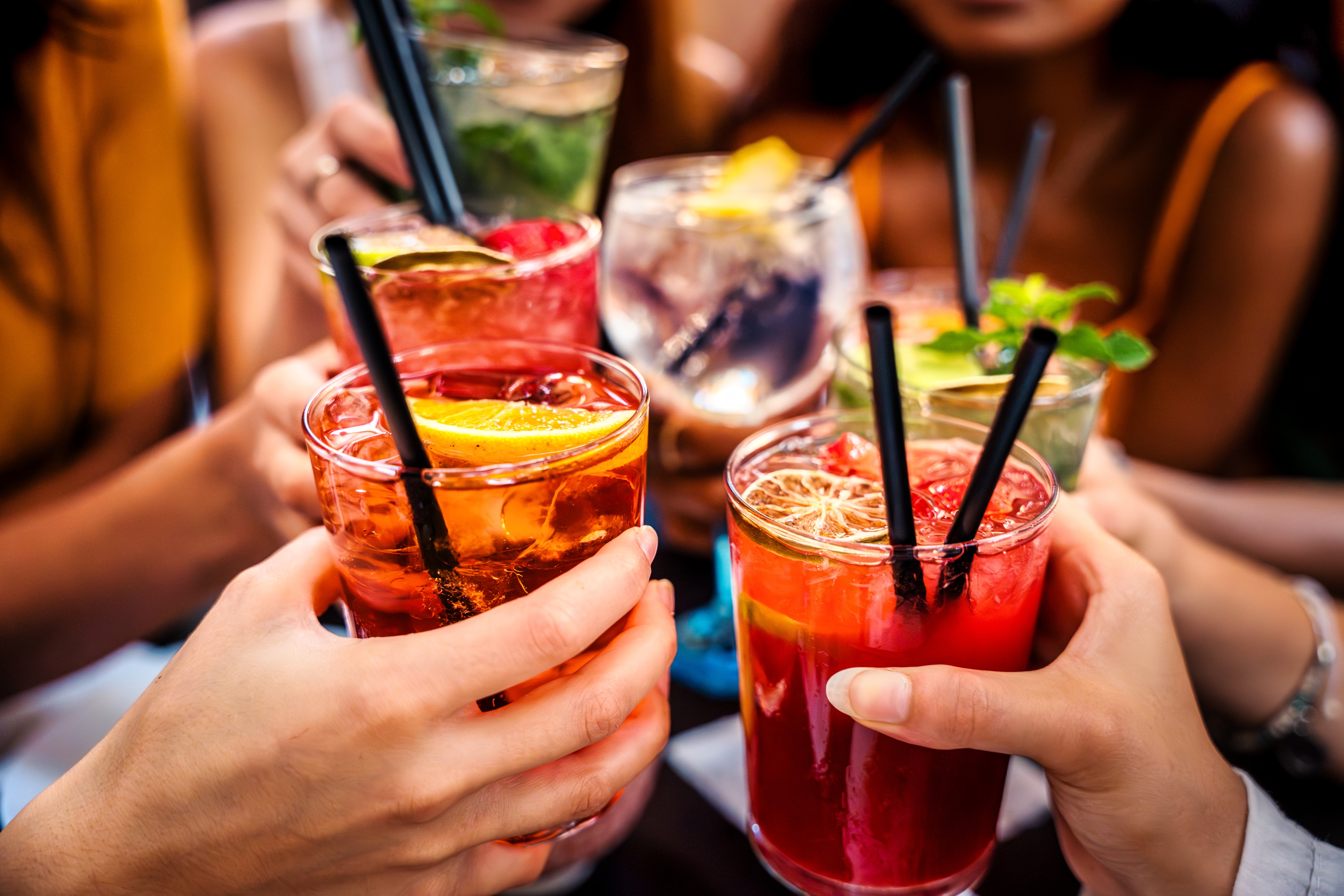 Zaboravite klasične koktele: Ovih 5 aperitiva idealni su za leto i lagano uživanje