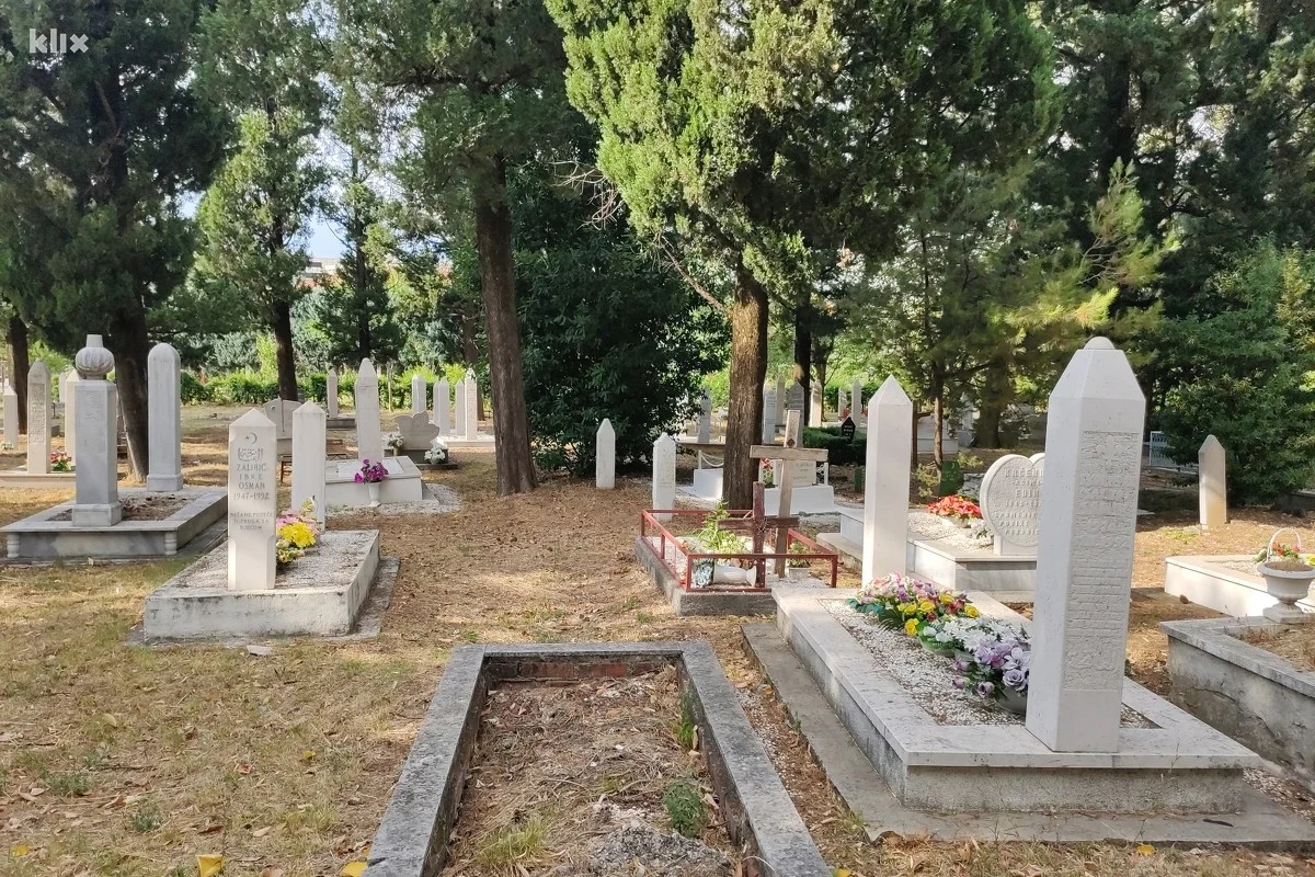 UZNEMIRUJUĆI PRIZOR Oskrnavljeni grobovi u Mostaru! Svinjska glava i kukasti krst izazvali bes građana