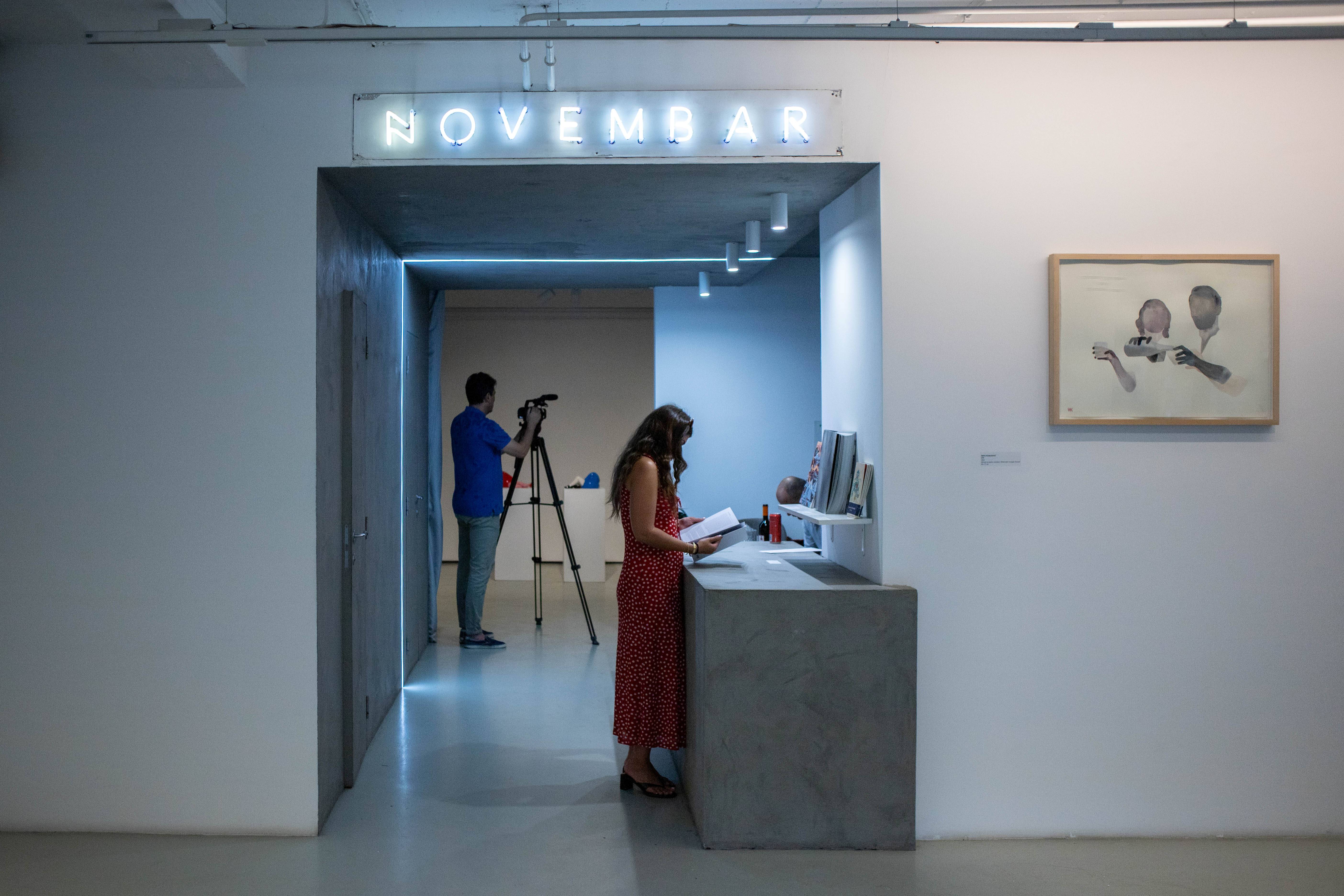 Otvorena grupna izložba „Letnja treperenja: Sunce se grohotom smeje“ u galeriji Novembar