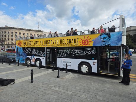 Turistički autobus