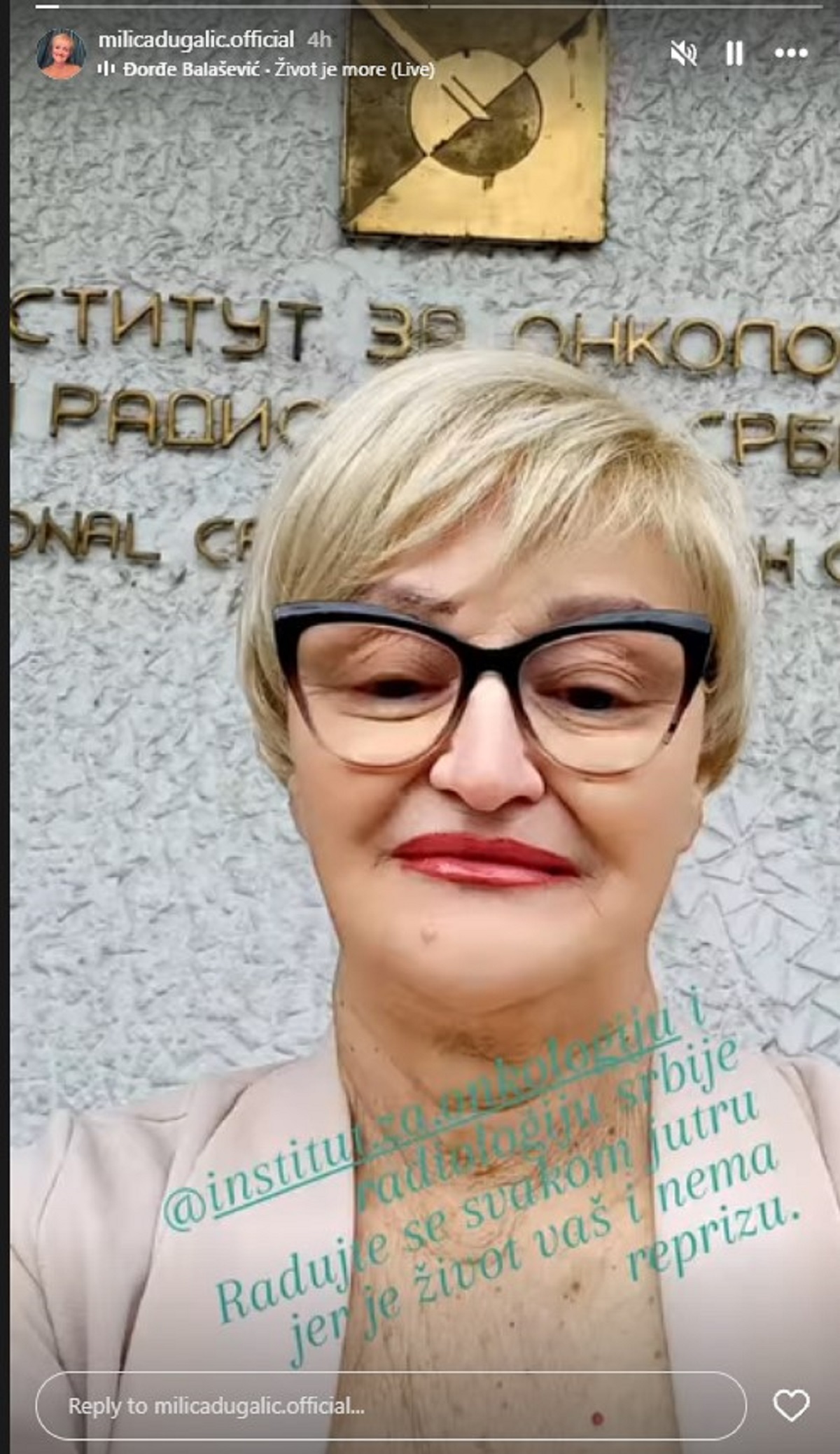 Pevačica se oglasila sa Instituta za onkologiju: Bori sa opakom bolešću, a sada pokazala kako izgleda bez kose