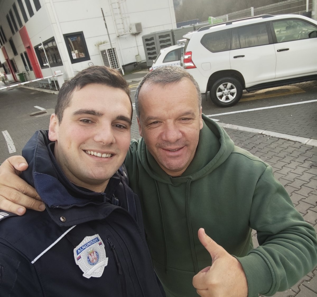 Niko nije hteo da im pruži pomoć, jedino Stefan! Svi bruje o herojskom gestu srpskog policajca na Gostunu