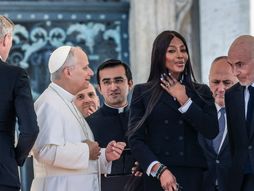 Papa Lav IV i Naomi Kempbel