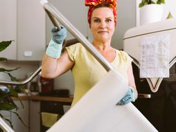 Žena čisti kuću, Čišćenje kuće