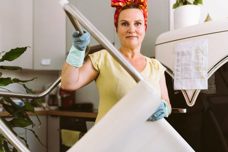 Žena čisti kuću, Čišćenje kuće