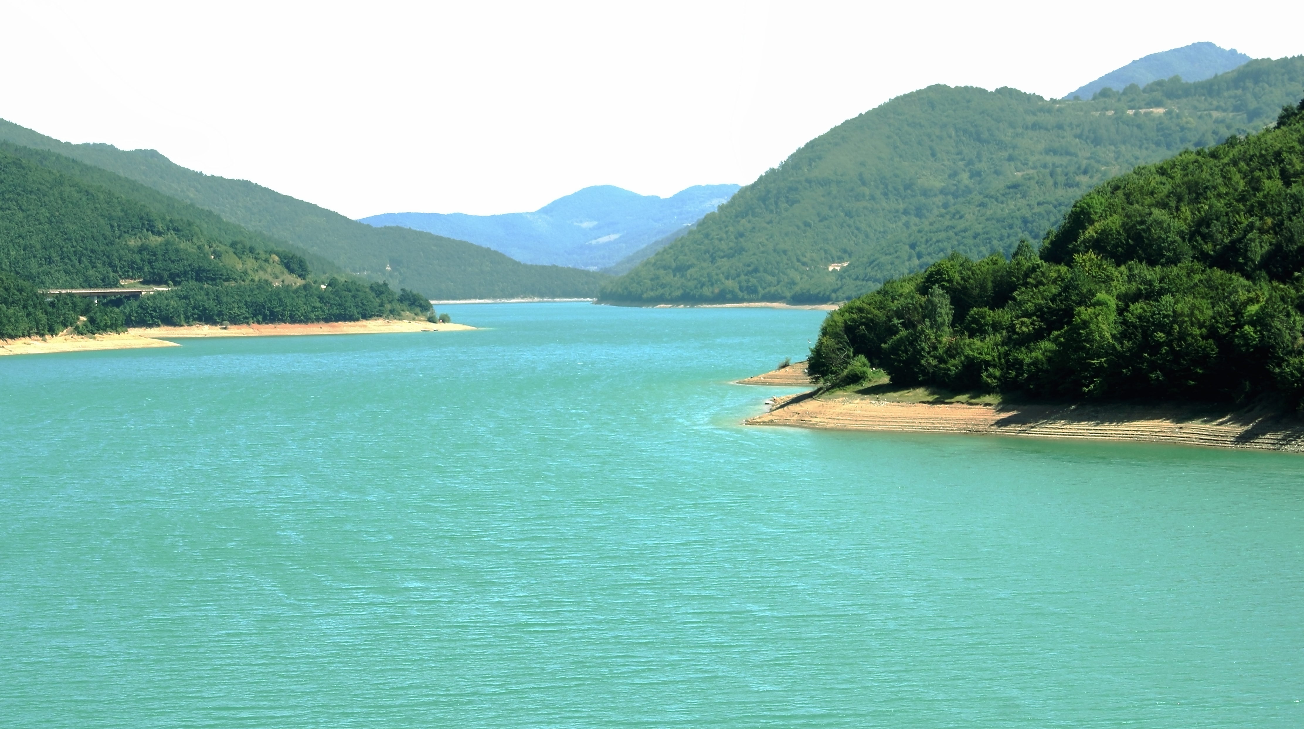 Na Gazivodama teške mašine uklanjaju šut sa lokacije gde je srušen motel Jezero