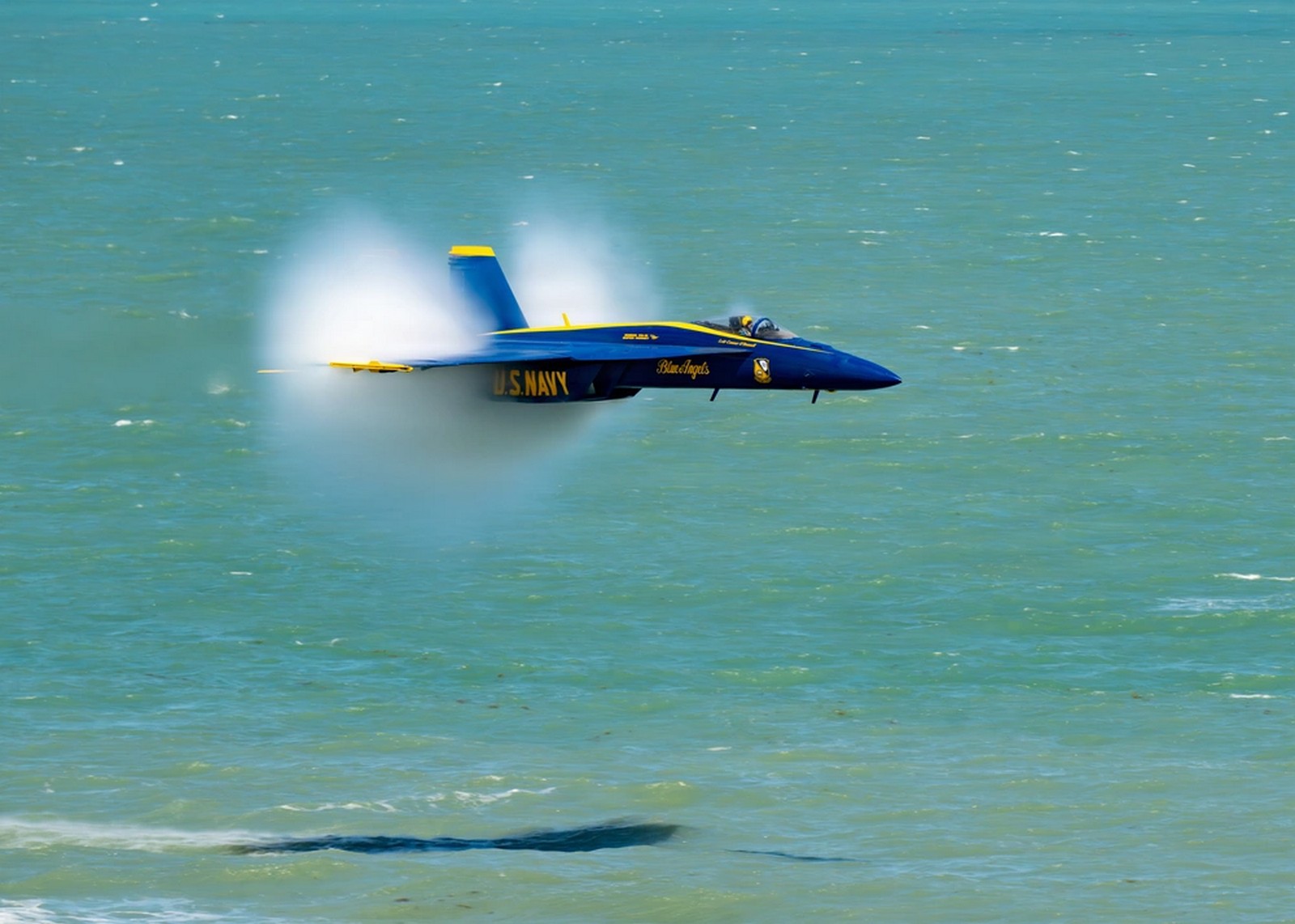 Panika na plaži: Borbeni avion preleteo tik iznad kupača, oduvao stolice i suncobrane VIDEO