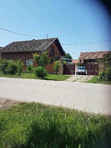 Kuce na prodaju, Sanad