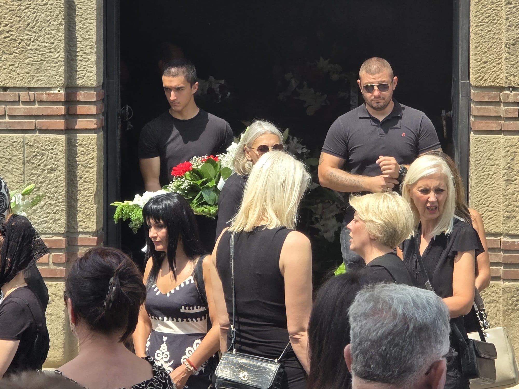 Drama na sahrani Andrije Bajića, žestoka svađa poznatih ispred kapele: "Nosićeš duplu crninu!"
