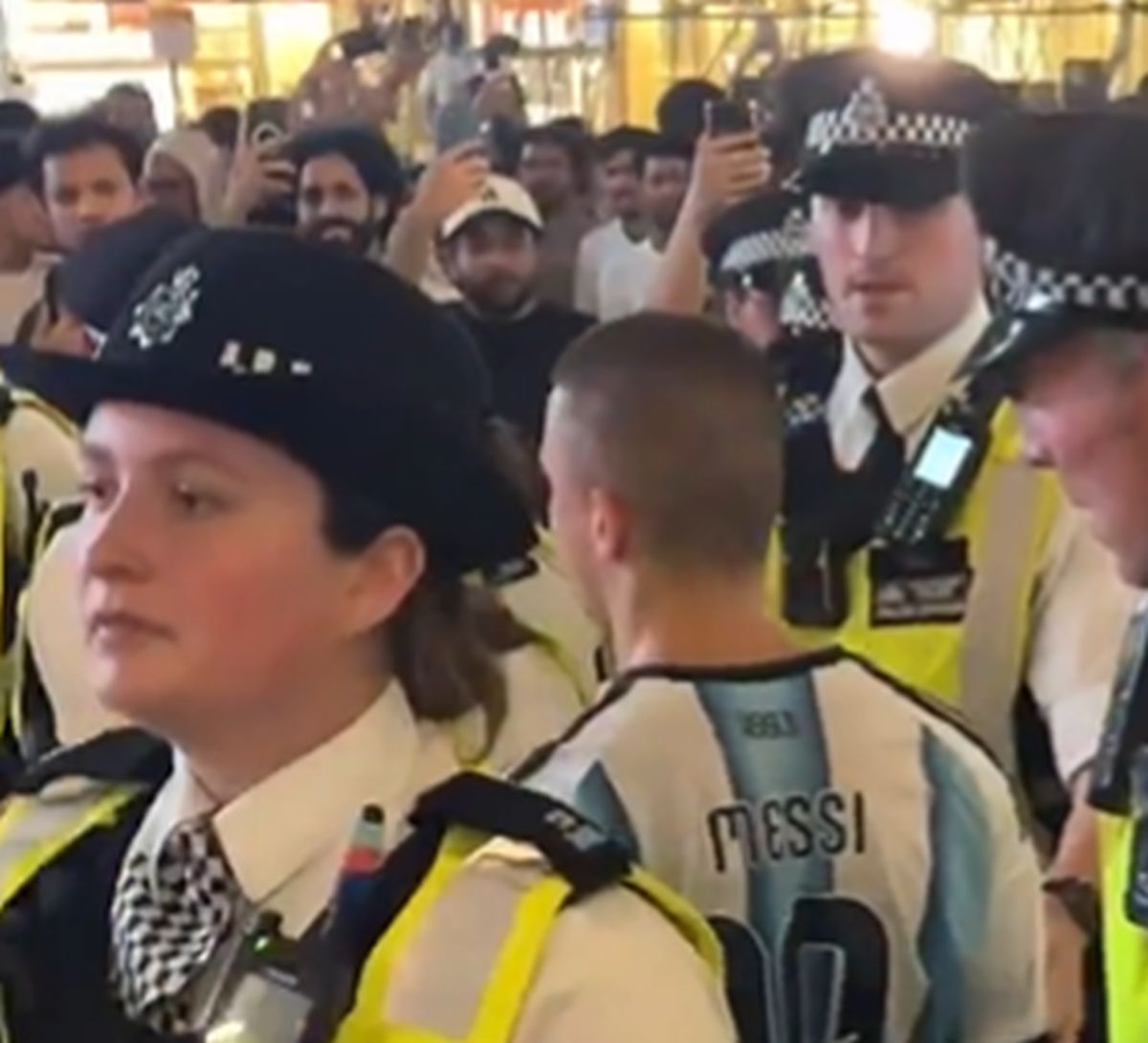Najluđi Argentinac na planeti: U dresu Mesija uleteo u masu Engleza usred Londona, policija ga jedva izvukla