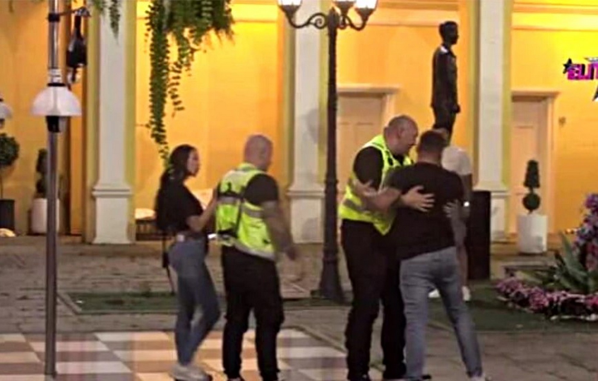 Asmin lomi sve pred sobom zbog Maje: Uletelo obezbeđenje da interveniše "Sklonite od mene ovu raspalu"