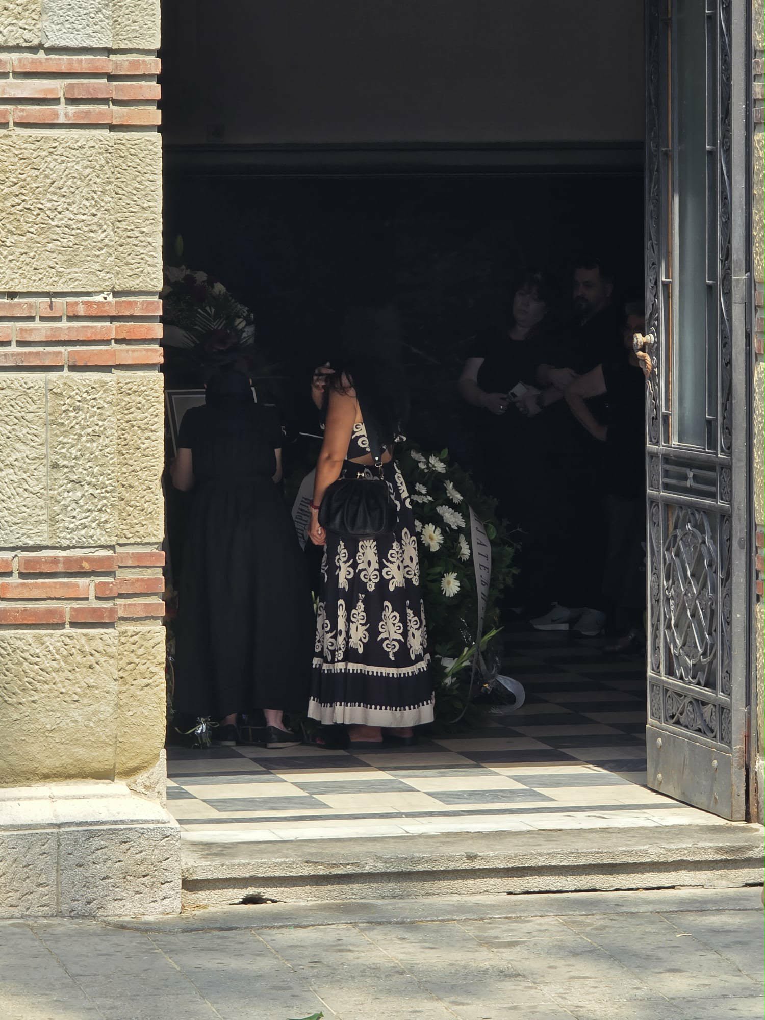 Potresne scene na Novom groblju, prodica se oprašta od pevača: Mala Cana ljubi Andrijinu sliku, jedva se drži