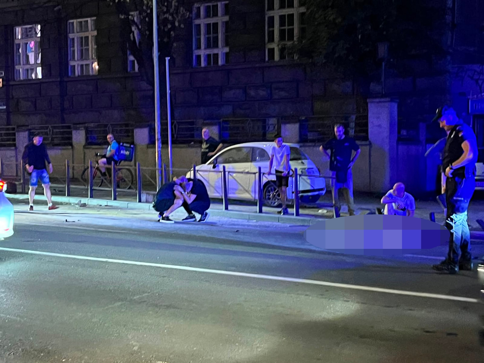 Prve slike s mesta nesreće, telo motocikliste leži na ulici: Poznanik plače i grli ga, motor ugljenisan