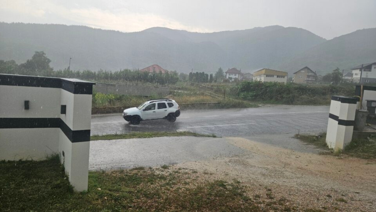 Gromovi odjekivali Prijepoljem, munje parale nebo: Ulice poplavljene, padao i grad, a očekuje se još kiše