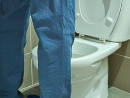 Wc šolja, mokrenje
