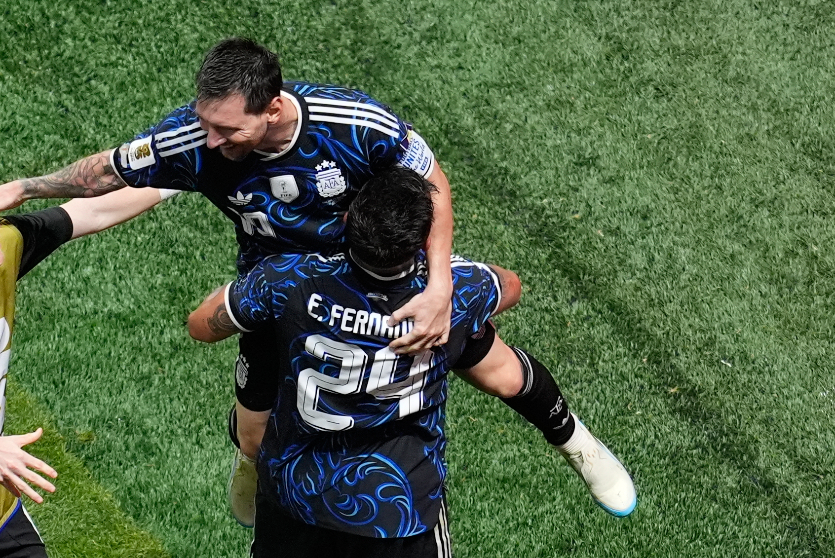 Mesi se oprostio od Argentine, pa se javio njegov sadašnji saigrač, imao je 15 godina: "Kako da te ubedimo..."