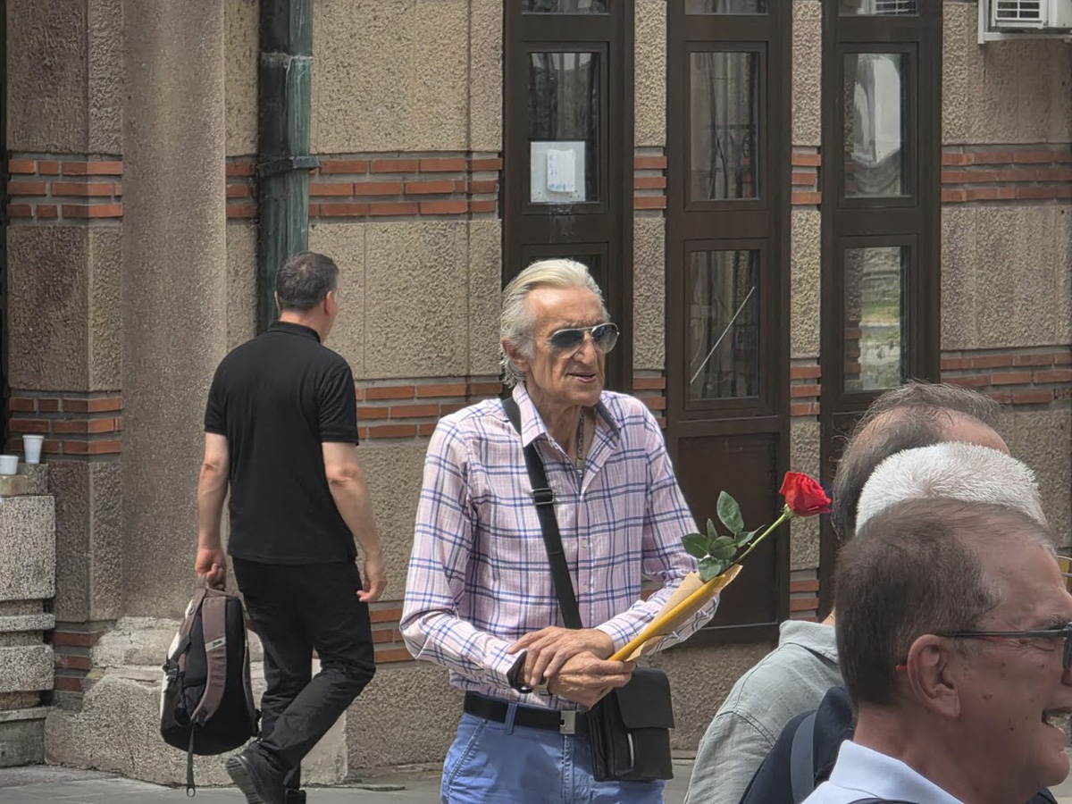 Evo ko sve danas stoji uz porodicu Andrije Bajića: Pevačica, harmonikaš i glumac među prvima na sahrani