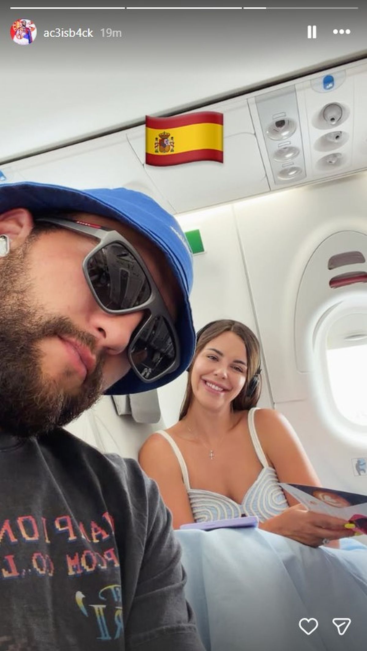 Veljko počeo da slavi već u avionu, objavio sliku sa ženom: Poleteli za Španiju, Bogdana ne skida osmeh