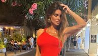 Bivša žena Duška Šarića "zapalila" Sen Trope, pozirala na ulici u ovom izdanju: Šlic do kuka, na struku prorez
