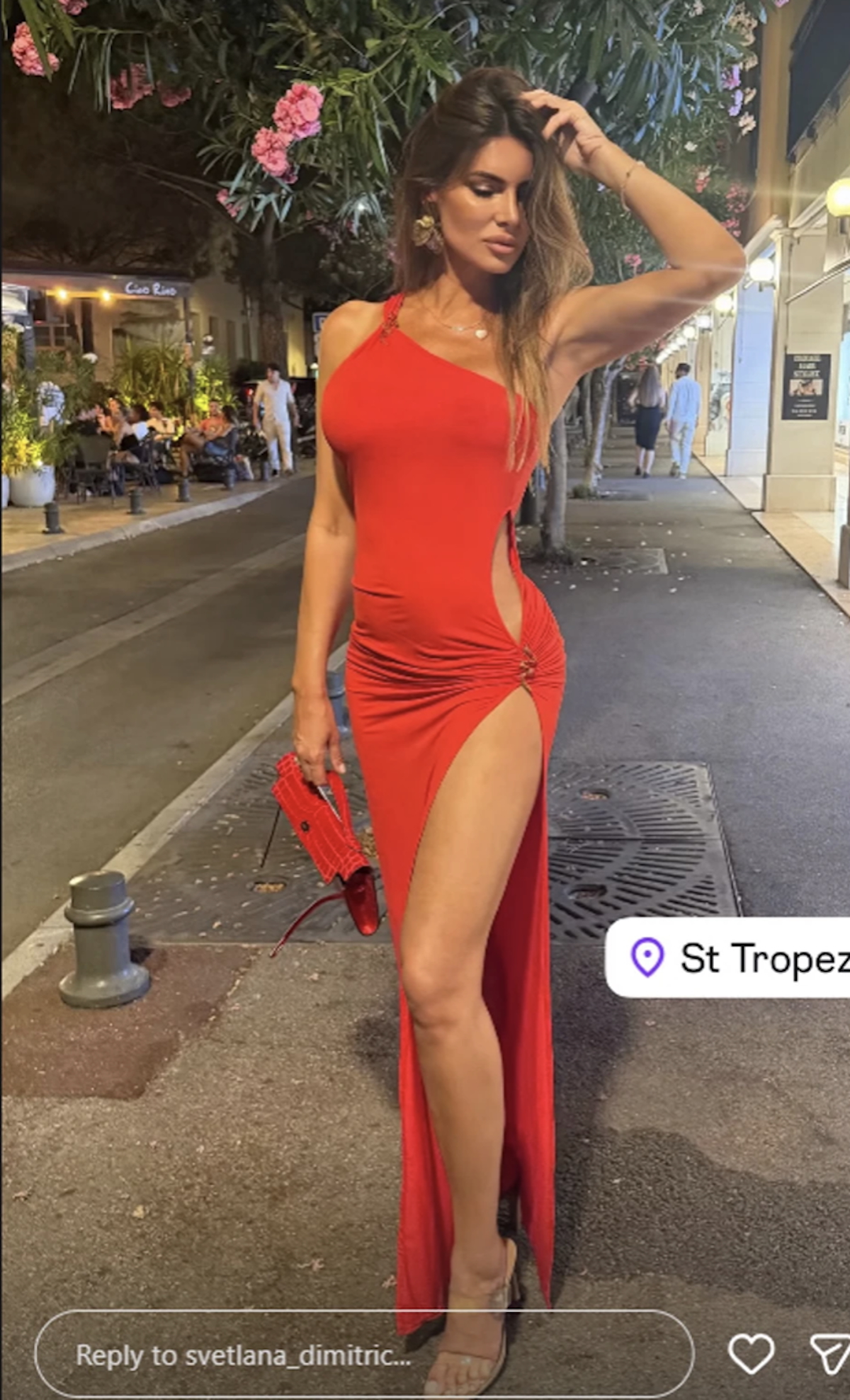 Bivša žena Duška Šarića "zapalila" Sen Trope, pozirala na ulici u ovom izdanju: Šlic do kuka, na struku prorez