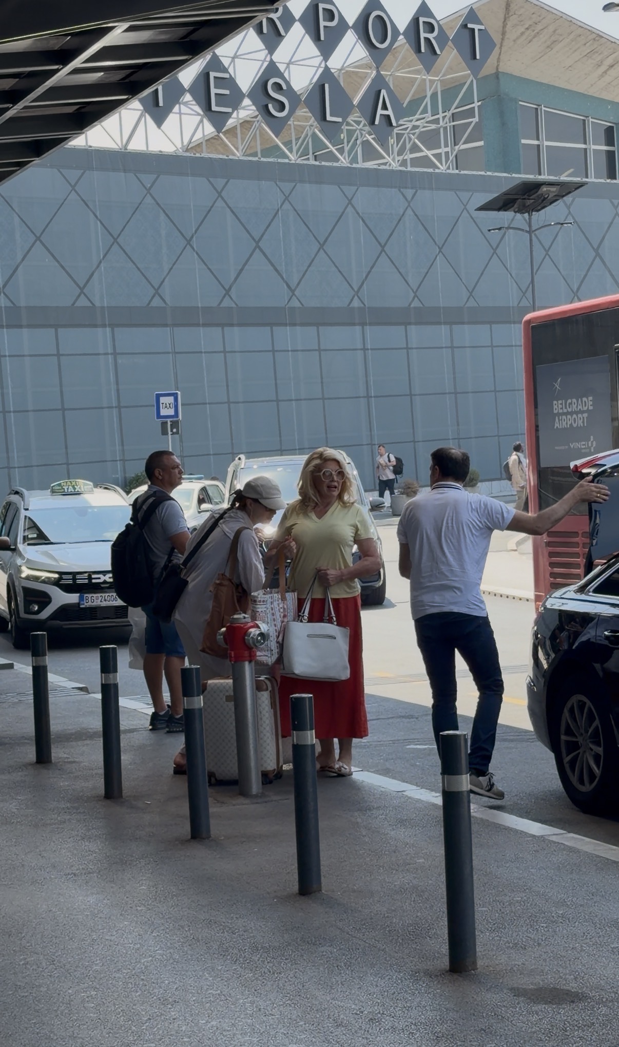 Suzana Mančić napustila Srbiju sa ćerkom: Jedna čeka dete sa generalom, dovezao ih besan auto
