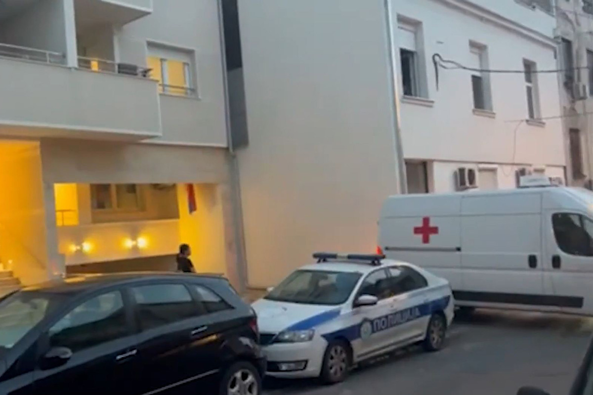 Komšije osetile dim iz stana, vatrogasci razvalili vrata i zatekli dva tela: Prvi snimak drame na Zvezdari