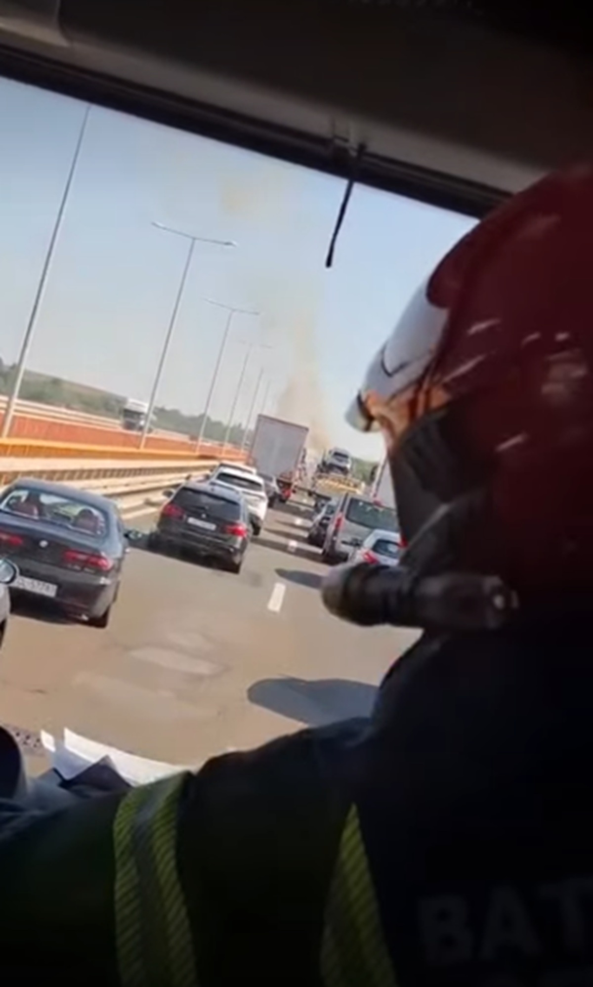 Ne mogu da se probiju kroz gužvu: Vatrogasci apeluju! Kada vidite rotaciju ili čujete sirenu, pomerite auto