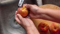 Nemojte ih odmah stavljati pod vodu: Na selima ovako peru breskve da bi skinuli prljavštinu i otrove pre jela