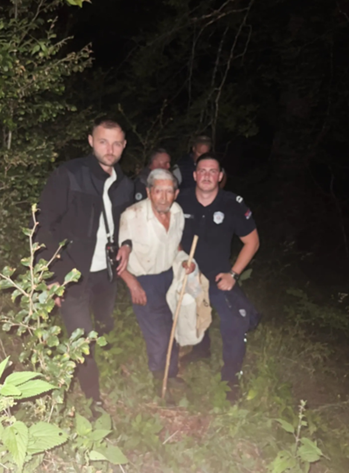 Pronađen deka (89) koji se izgubio na planini: Pao i nije mogao da ustane, policajci ga pronašli iscrpljenog