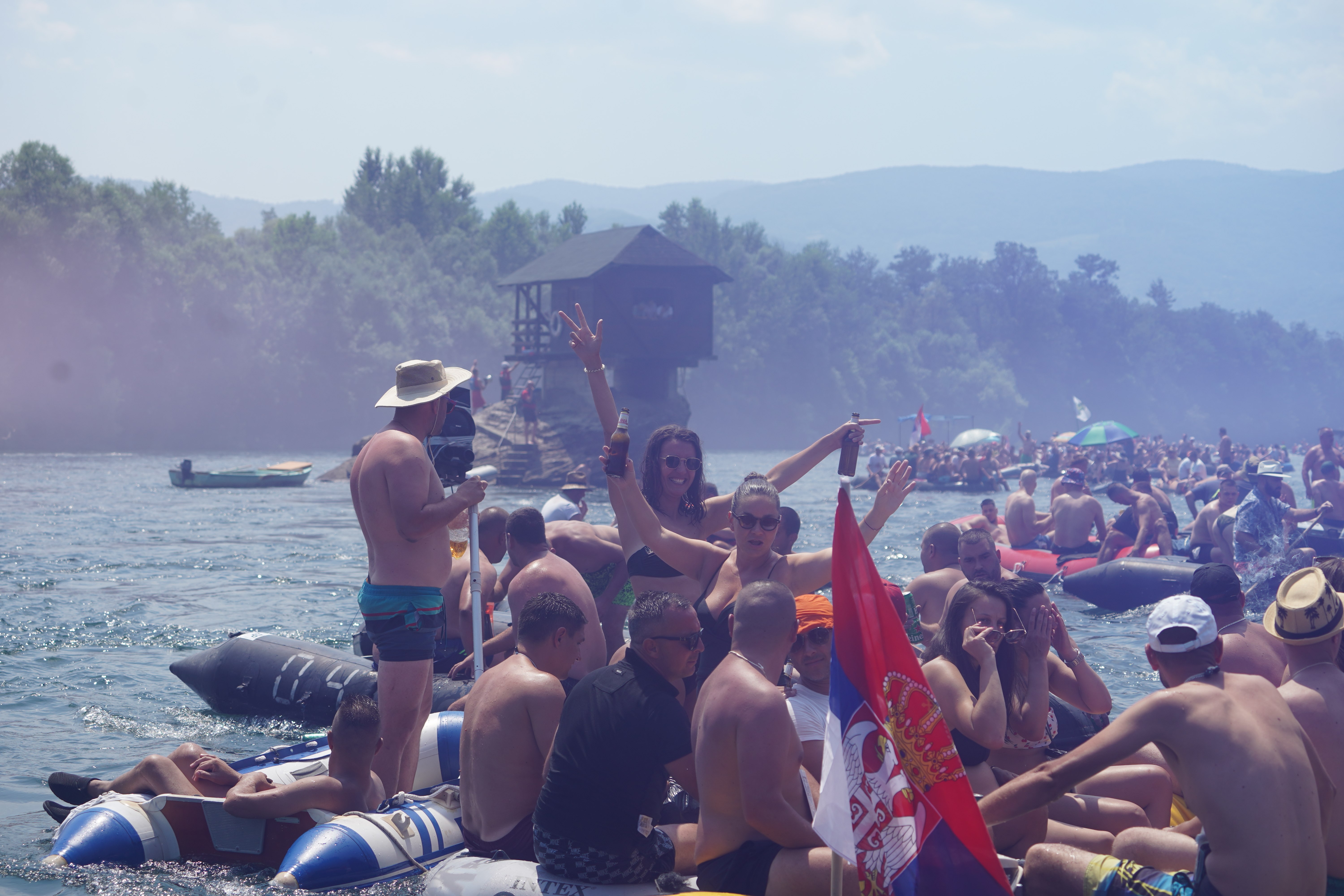 Ludnica na Drini! Čamac se prevrnuo, bio i Spajdermen, a kako su Srbi raspalili roštilj nasred reke je HIT
