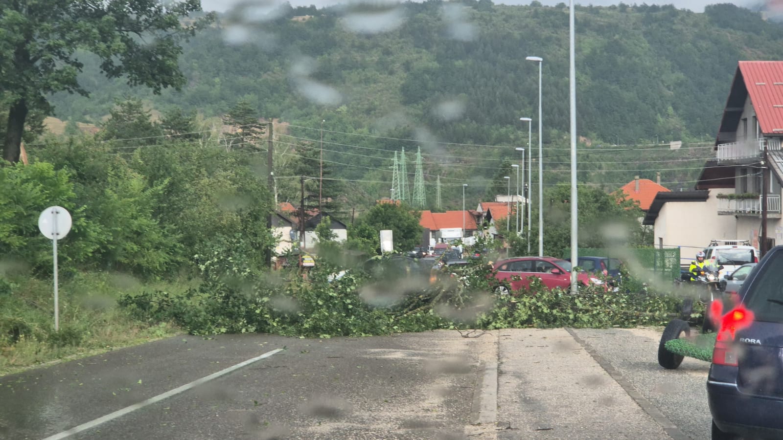Hitno se sklanjajte sa ulica: Stiglo SNAŽNO nevreme u Srbiju - evo koje delove je pogodilo