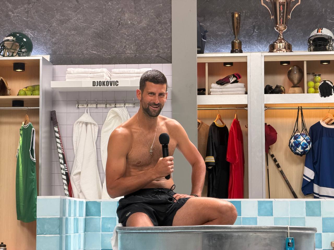 Novak Đoković u nikad viđenom izdanju: Bez majice seo u bazen za intervju, a preko puta legendarni glumac