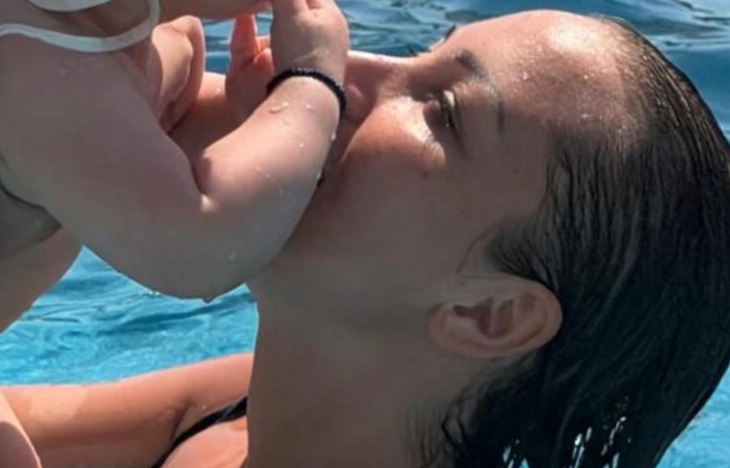 Ovo je ljubav! Aleksandra podelila sliku sa ćerkicom u bazenu, pa rastopila srca svih "Moja devojčica..."