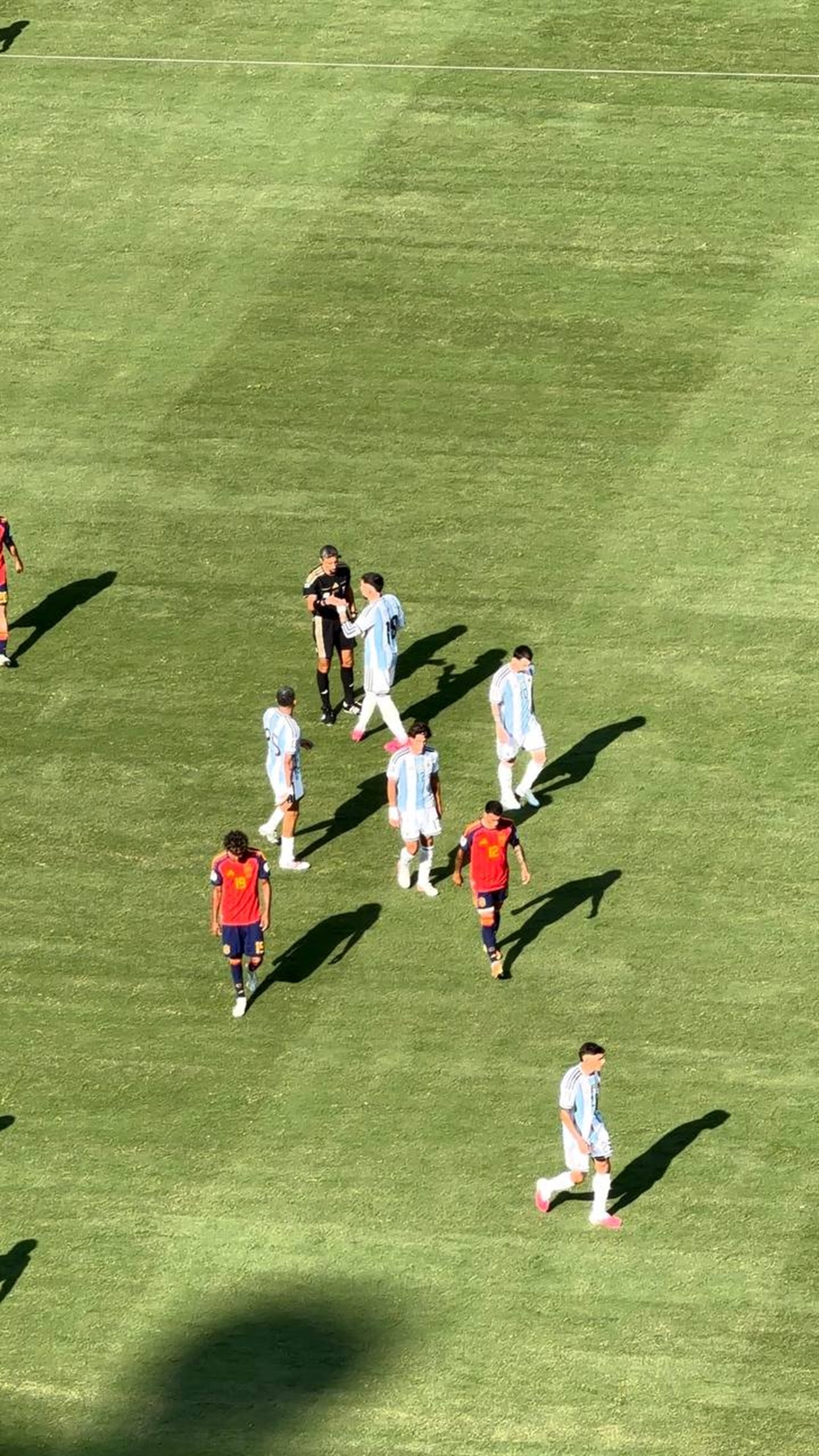 Mesi i Otamendi pretili Slavku Vinčiću posle 90 minuta fudbala u finalu Mundijala, Argentinci podigli prste