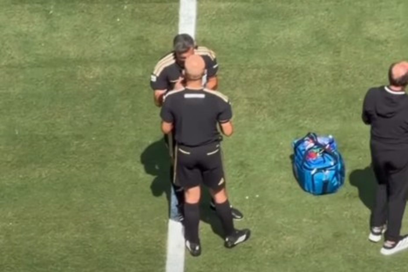 Slavko Vinčić u raspravi sa sudijom iz Sarajeva na finalu Mundijala, Slovenac je imao nešto da kaže kolegi