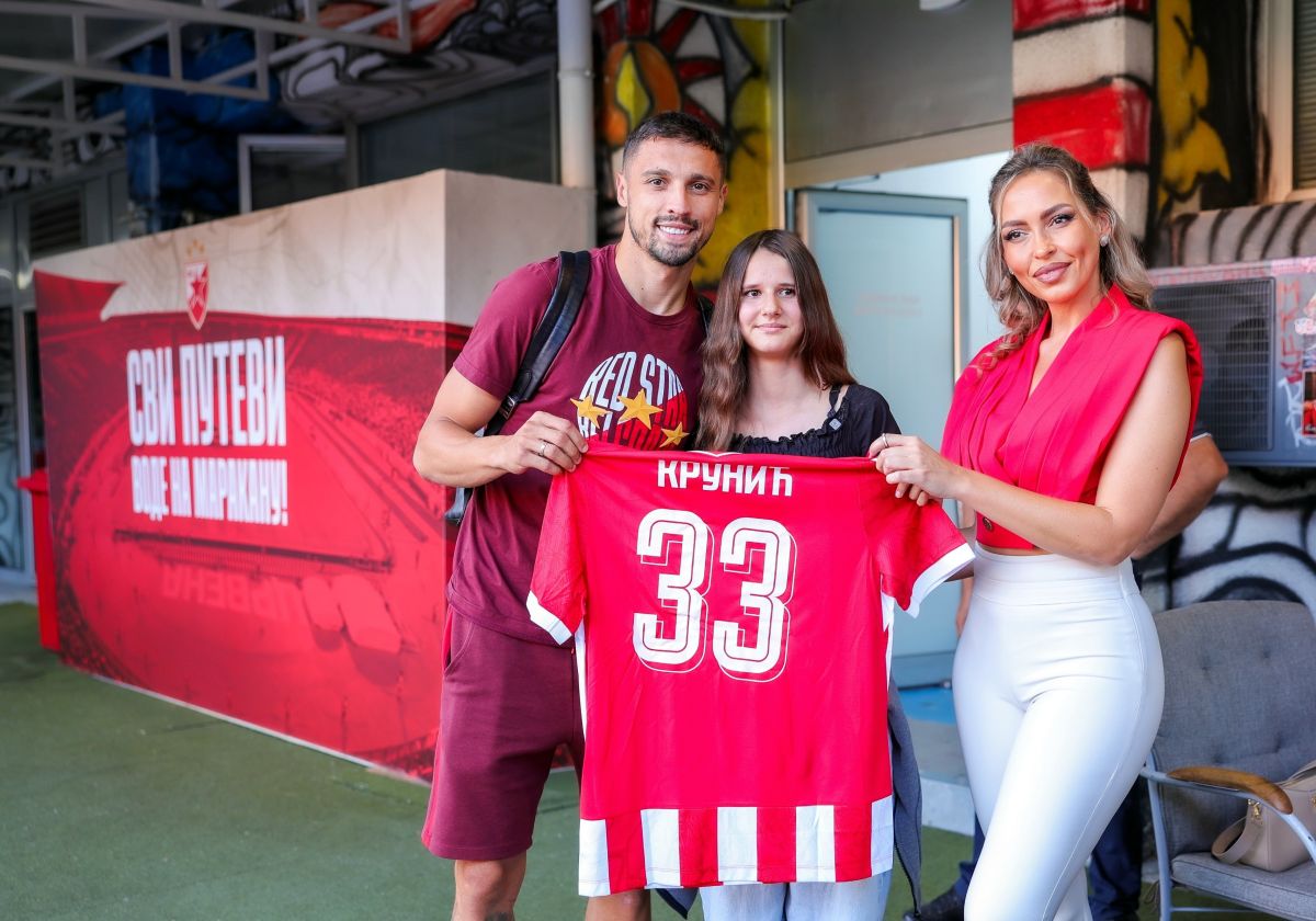 SPORTSKI SUVENIR KAO POKLON NADE: FK Crvena zvezda i Fondacija Mozzart za porodicu sa Kosova i Metohije