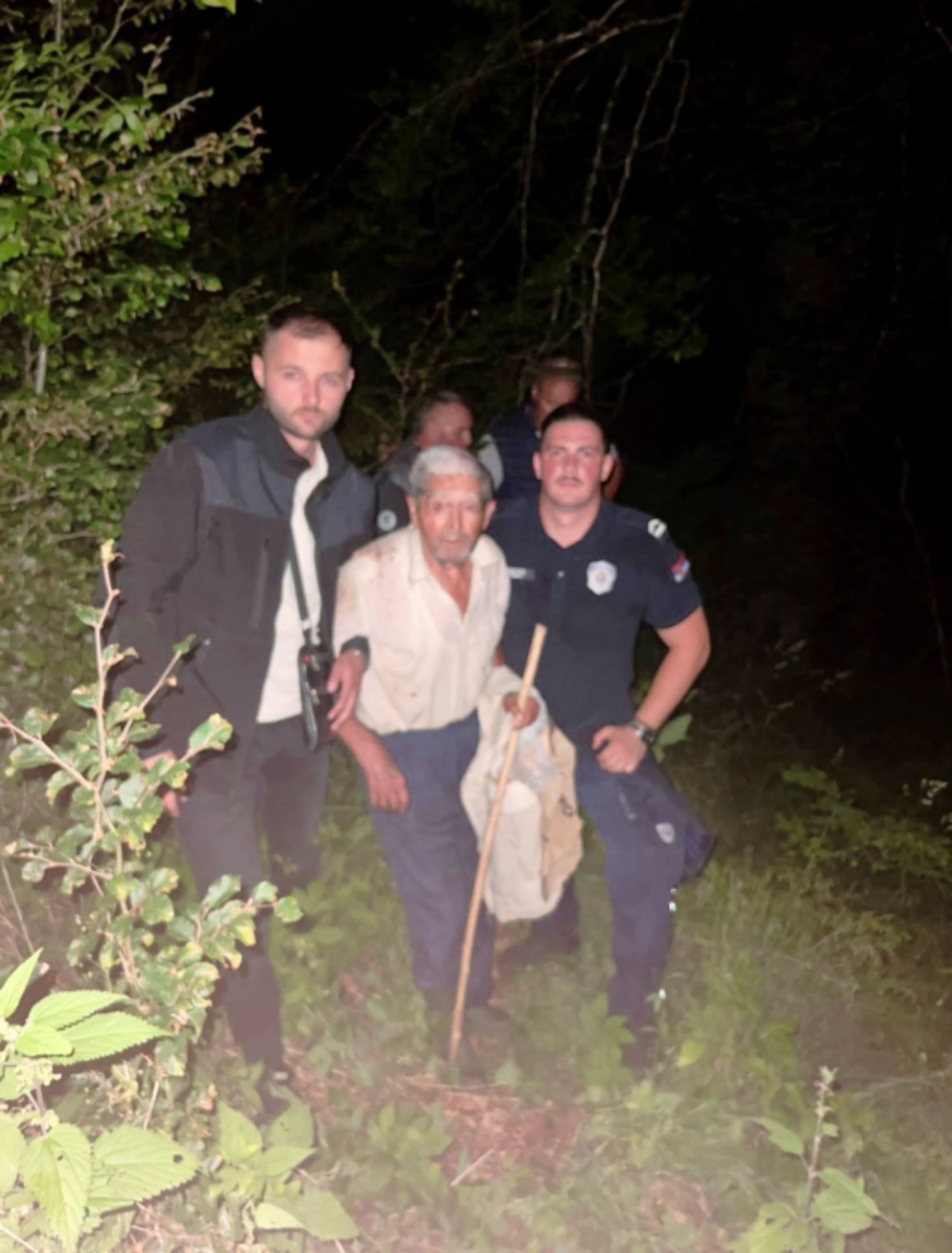 Najemotivnija objava MUP-a i slika koja slama! Ovako su spasili dekicu (89): Bio je nemoćan, jedva se držao!