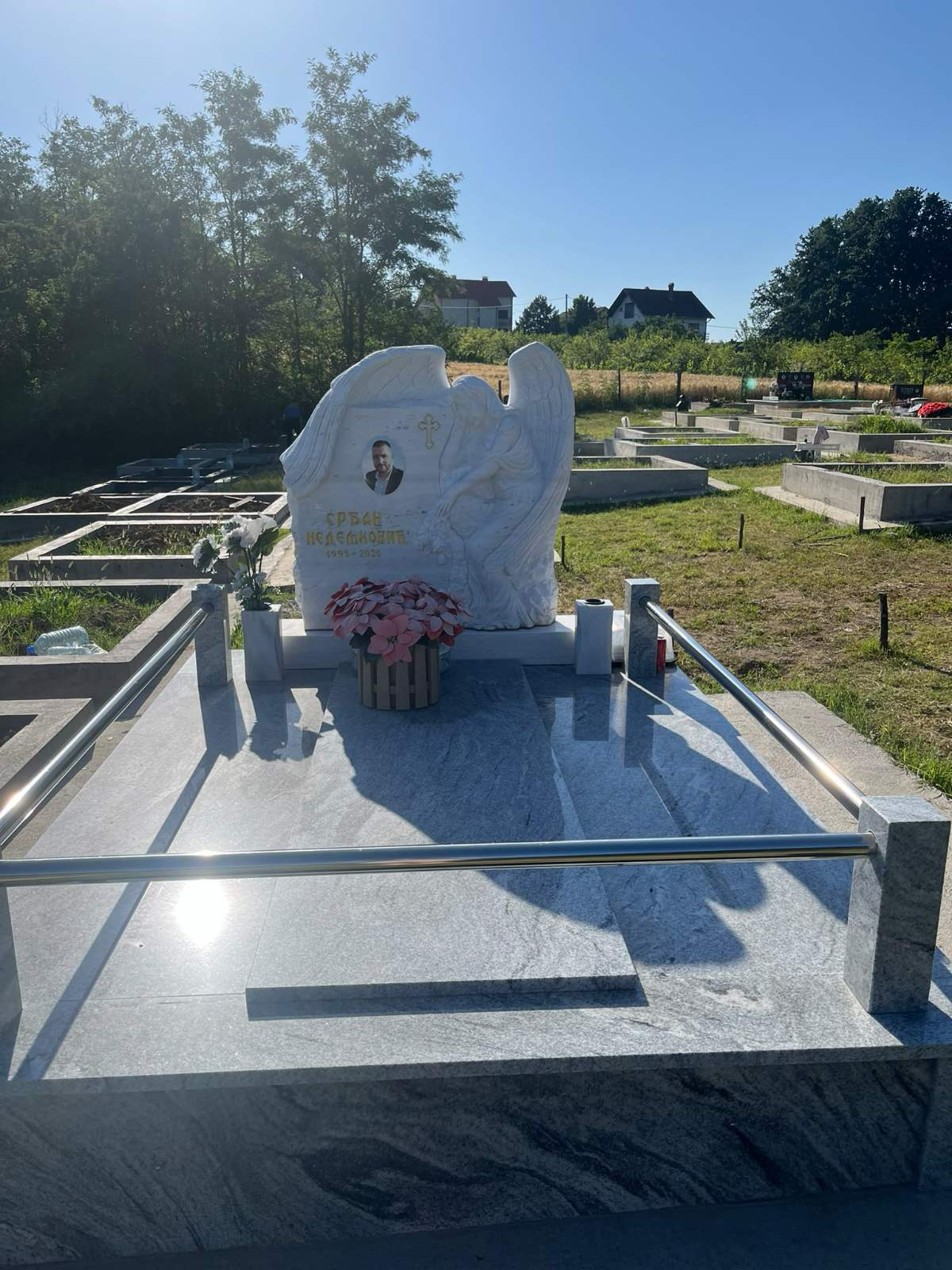 SENKE NAD TRAGEDIJOM MLADIĆA: Podigli mu spomenik, a sistem ćuti! "Bio je u mraku dok smo se mi molili!"