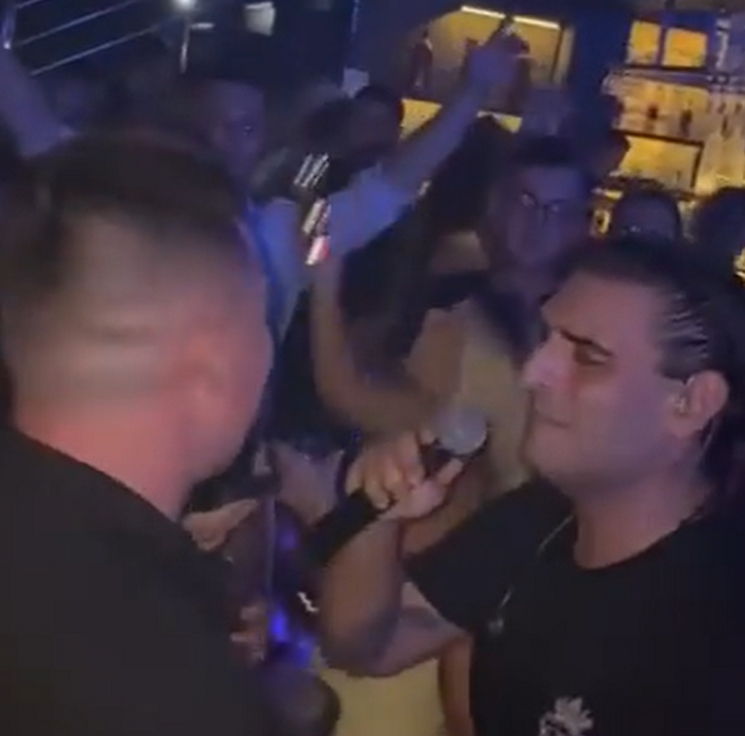 Darko jedva stoji na nogama: Napravio sjajnu atmosferu na nastupu, ali svi se pitaju šta mu se desilo