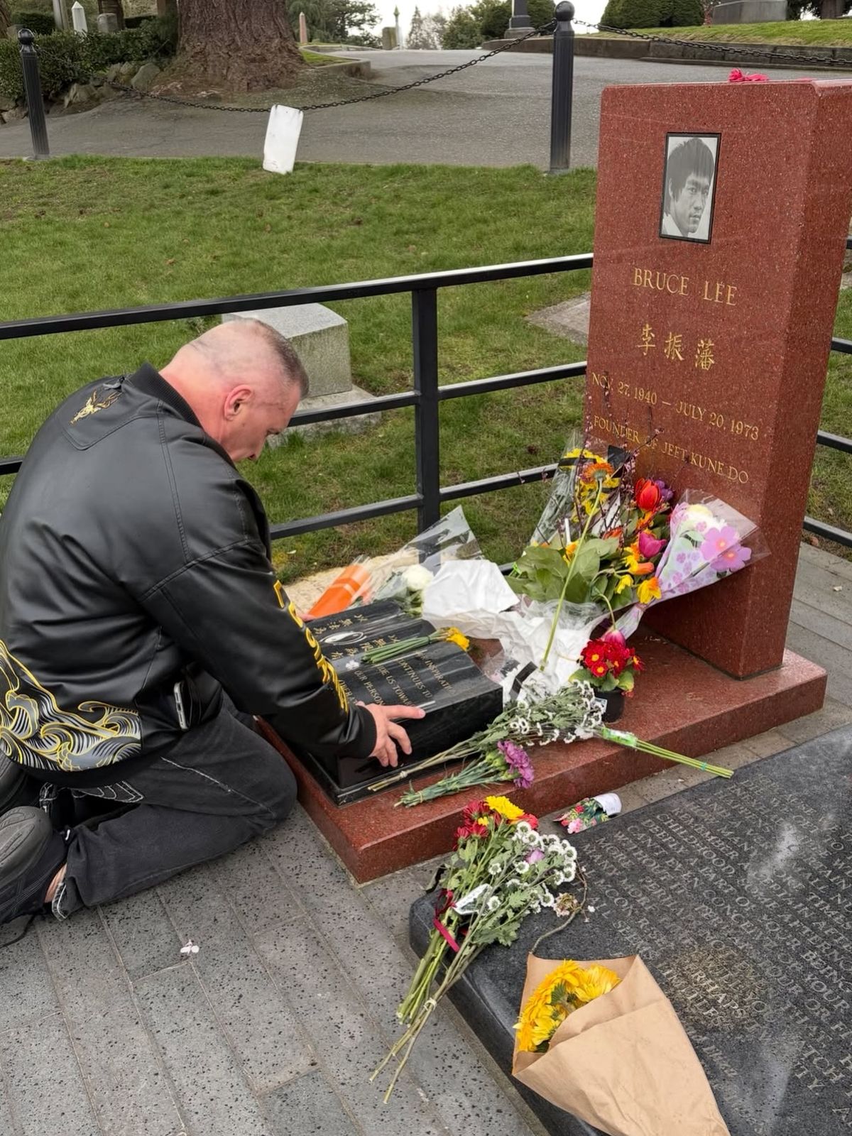 Legendarni Srbin došao na grob Brus Lija, kleknuo pred njega: “Zauvek ćeš biti moj idol”
