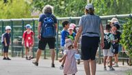 Glupo, bezobrazno i nepromišljeno! Zoo vrt u Zagrebu objavio fotku oca sa decom, neverovatno šta je uradio