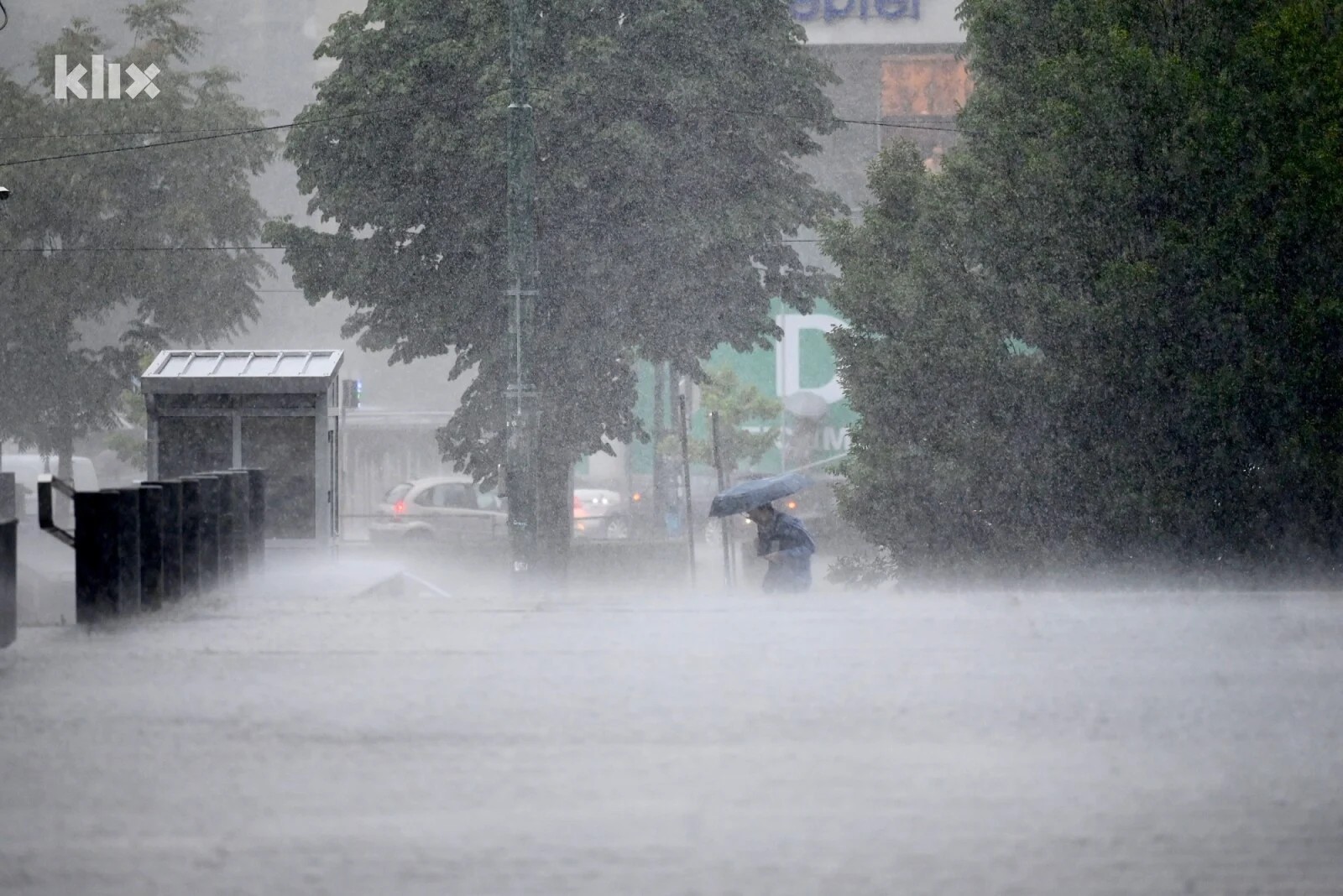 Vetar otkinuo krov, počelo je da varniči: Neverovatan snimak snažnog nevremena u BiH