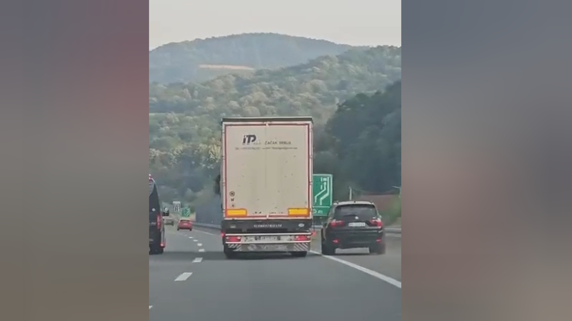 Bahatost bez granica: Vozač BMW-a podivljao u saobraćaju, ljudi u neverici gledali šta radi