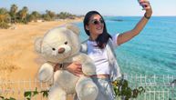 Molim vas, ne objavljujte fotografije dece sa plaže: Ni kupaći ni emotikon preko lica ne mogu da ih zaštite
