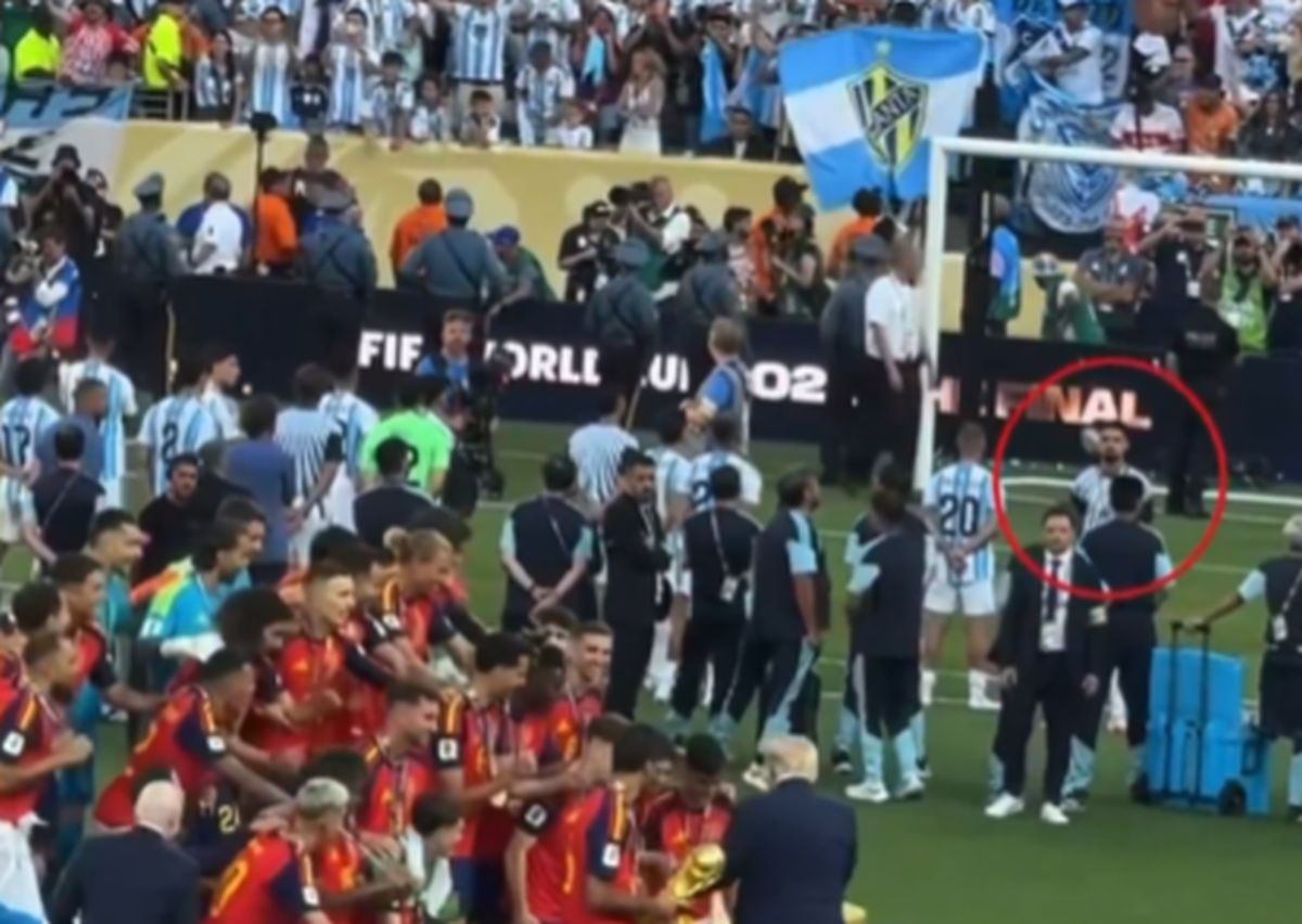 Samo jedan igrač Argentine je ispao gospodin na "slici srama": Evo ko nije okrenuo leđa Španiji tokom proslave