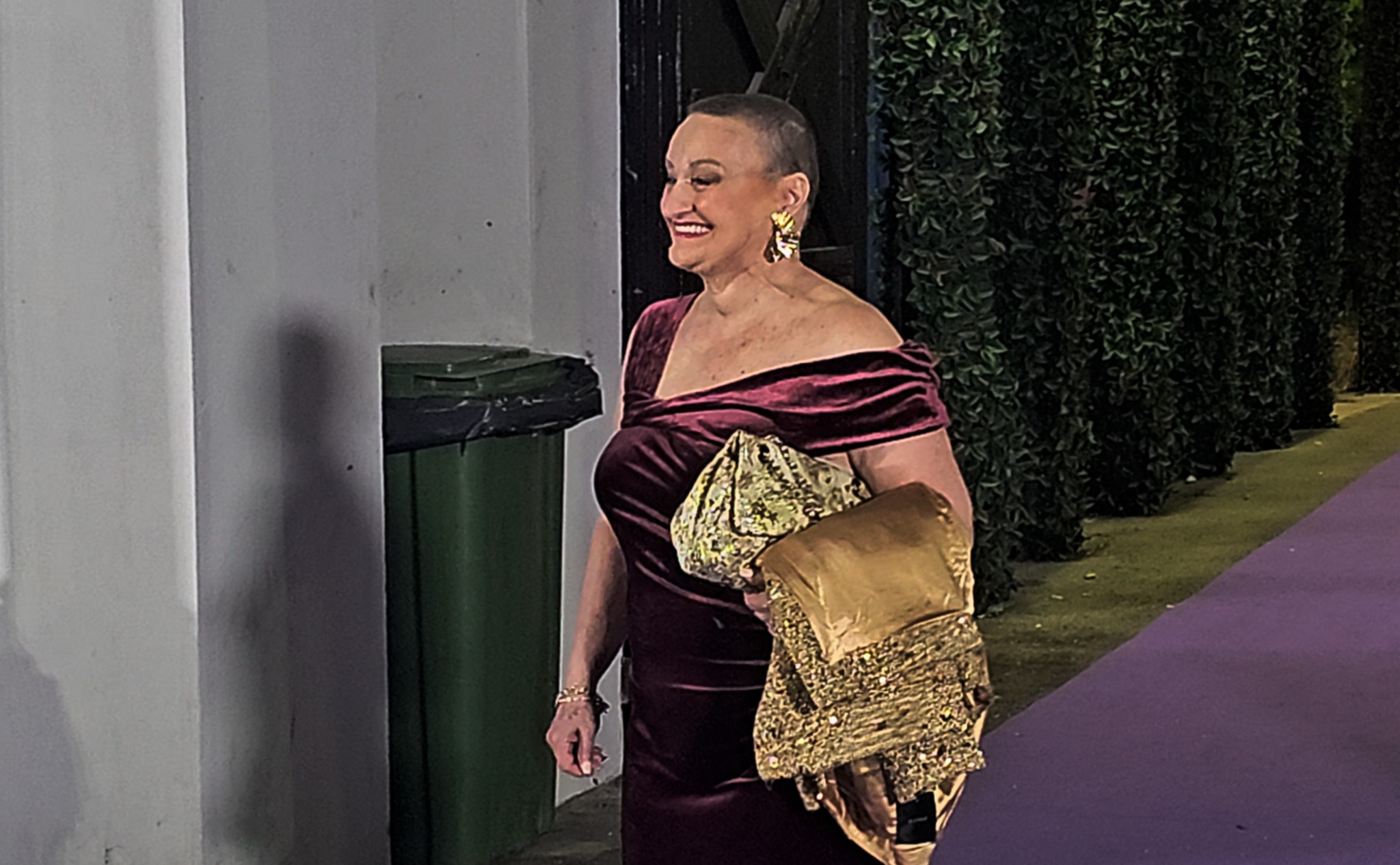 Bori se sa rakom a ne skida osmeh sa lica: Milica Dugalić zablistala na žurci Elite, zadržala vedar duh