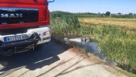 Upali u kanal, TROJE NASTRADALO: Tuga na mestu tragedije na Klisi, prve slike sa uviđaja
